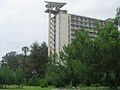 что такое пицунда на флоте. 120px Pension Mayak of Pitsunda. что такое пицунда на флоте фото. что такое пицунда на флоте-120px Pension Mayak of Pitsunda. картинка что такое пицунда на флоте. картинка 120px Pension Mayak of Pitsunda. ПИЦУНДА, приморский климатический курорт в Абхазской АССР на одноимённом мысе Черноморского побережья Кавказа, в 20 км к Ю. от Гагры. Лето очень тёплое (ср. темп-pa авг. 23 о С), зима очень мягкая (ср. темп-pa янв. 6 о С); осадков 1410 мм в год. Леч. средства: аэрогелиотерапия, морские купания (с мая до конца октября). Показания: заболевания органов дыхания нетуберкулёзного характера, функциональные расстройства нервной системы, анемии. Широкий мелкопесчаный пляж. В 1960-е гг. был возведён пансионат на 3 тыс. мест, в ансамбле к-рого доминируют 7 высотных корпусов, расположенных вдоль берега Чёрного м. (1959-67, арх. М. В. Посохин, А. А. Мндоянц, В. А. Свирский, Ю. В. Попов, инж. С. Я. Школьников, В. С. Николаев; илл. см. т. 1, табл. II, стр. 64-65). Заповедник реликтовой пицундской сосны (пл. ок. 200 га). Туристская база.