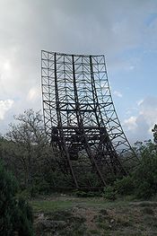 код симеиза телефонный симеиза. 175px Antena v simeize postroena v 1955. код симеиза телефонный симеиза фото. код симеиза телефонный симеиза-175px Antena v simeize postroena v 1955. картинка код симеиза телефонный симеиза. картинка 175px Antena v simeize postroena v 1955. Симеиз — курортный посёлок в 5 км к западу от Алупки и в 18 км от Ялты. Подходящая к самому морю гора Кошка и расположенный за ней радиотелескоп Симеизской обсерватории заметны издалека. В самом посёлке вы увидите многочисленные и довольно разнообразные, хотя порой очень запущенные виллы начала XX века. Спустившись к морю, можно забраться на окружённую водой скалу Дива, с которой открываются прекрасные виды побережья.