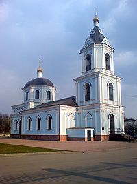 капотня в москве какое метро ближайшее. 200px Church of the Nativity of the Theotokos in Kapotnya 04. капотня в москве какое метро ближайшее фото. капотня в москве какое метро ближайшее-200px Church of the Nativity of the Theotokos in Kapotnya 04. картинка капотня в москве какое метро ближайшее. картинка 200px Church of the Nativity of the Theotokos in Kapotnya 04. Район Капотня входит в состав Юго-Восточного административного округа Москвы и больше известен москвичам по расположенному там нефтеперерабатывающему заводу. Застройка в районе преимущественно старая, новостроек здесь нет. По оценкам риелторов, жилье в Капотне спросом не пользуется. На вторичном рынке также мало предложений, а средние цены — одни из самых низких в столице (107 тыс. руб. за 1 кв. м).