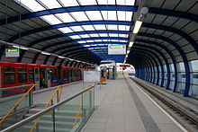 аэропорт лондон сити код икао. 220px City Airport station. аэропорт лондон сити код икао фото. аэропорт лондон сити код икао-220px City Airport station. картинка аэропорт лондон сити код икао. картинка 220px City Airport station. Аэропорт London City Airport расположен в одном из деловых районов Лондона и на данный момент он является самым молодым — ему всего 30 лет. В основном он служит для отправки небольших самолетов и частных перелетов в крупные европейские города, из-за ограничений по шуму и короткой взлетной полосы. На территории аэропорта есть несколько магазинов и кафе для комфортного ожидания рейса, также можно заказать гостиницу в Лондоне или остановится в окрестностях аэропорта—для вас доступно более 30 отелей с возможностью забронировать номер онлайн. Для отправления в интересующую часть города вам предоставляется несколько видов наземного транспорта. Рядом с аэропортом располагается железная дорога, также возможен заказ такси или поездка на автобусе.