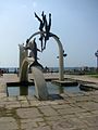 что такое пицунда на флоте. 90px Monument on seafront of Pytsund. что такое пицунда на флоте фото. что такое пицунда на флоте-90px Monument on seafront of Pytsund. картинка что такое пицунда на флоте. картинка 90px Monument on seafront of Pytsund. ПИЦУНДА, приморский климатический курорт в Абхазской АССР на одноимённом мысе Черноморского побережья Кавказа, в 20 км к Ю. от Гагры. Лето очень тёплое (ср. темп-pa авг. 23 о С), зима очень мягкая (ср. темп-pa янв. 6 о С); осадков 1410 мм в год. Леч. средства: аэрогелиотерапия, морские купания (с мая до конца октября). Показания: заболевания органов дыхания нетуберкулёзного характера, функциональные расстройства нервной системы, анемии. Широкий мелкопесчаный пляж. В 1960-е гг. был возведён пансионат на 3 тыс. мест, в ансамбле к-рого доминируют 7 высотных корпусов, расположенных вдоль берега Чёрного м. (1959-67, арх. М. В. Посохин, А. А. Мндоянц, В. А. Свирский, Ю. В. Попов, инж. С. Я. Школьников, В. С. Николаев; илл. см. т. 1, табл. II, стр. 64-65). Заповедник реликтовой пицундской сосны (пл. ок. 200 га). Туристская база.